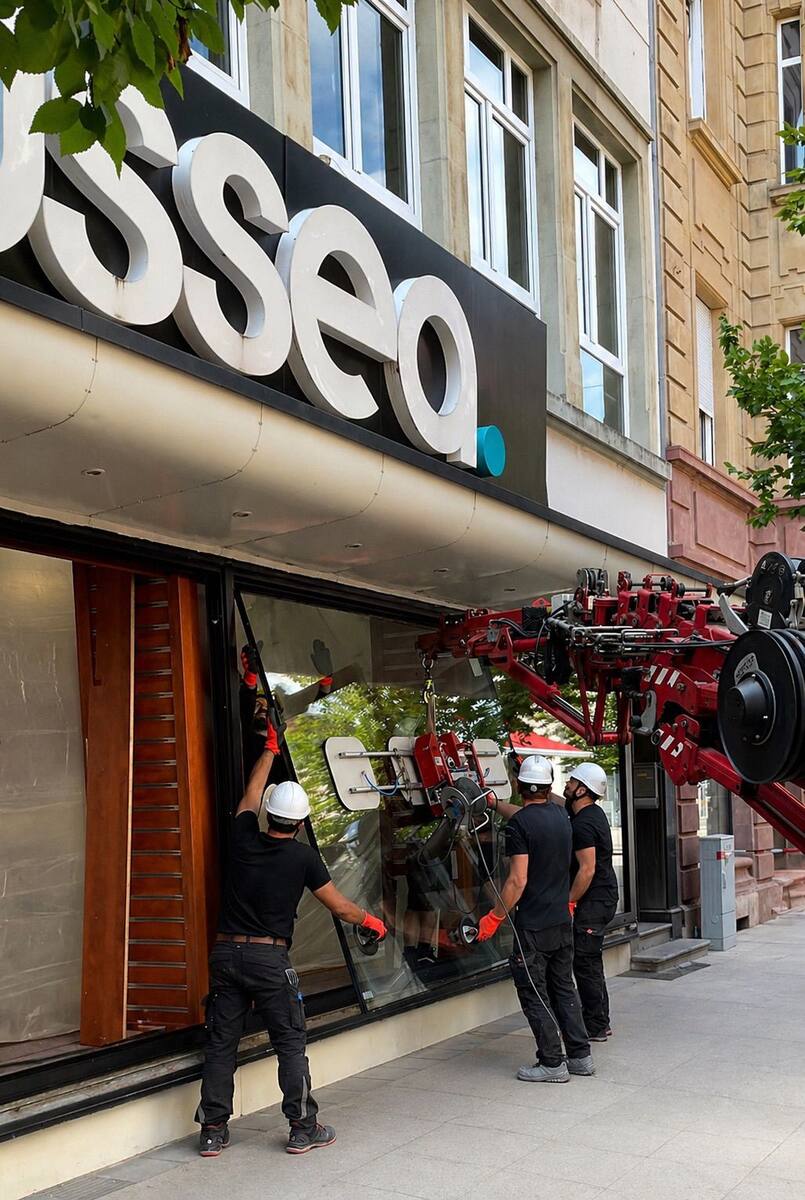 Pose d'une vitrine commerciale en centre-ville