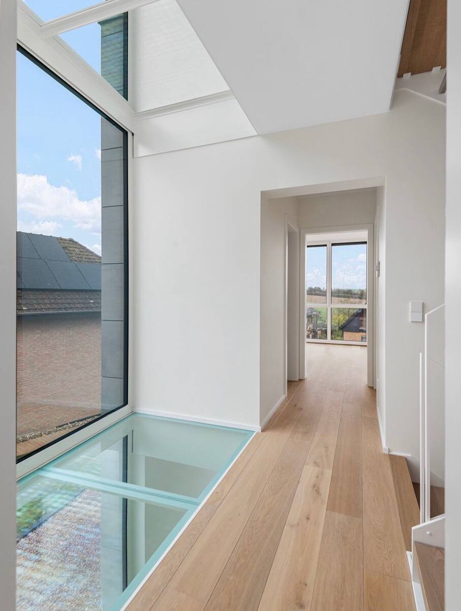 Porte-fenêtre et puits de lumière dans une maison contemporaine