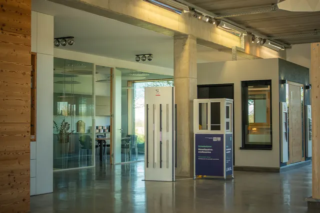 Fenêtres et portes exposées dans le showroom Stemper