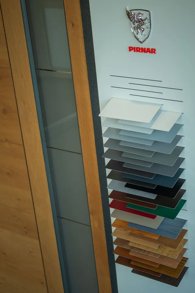 Nuancier d'échantillons de coloris et finitions au showroom