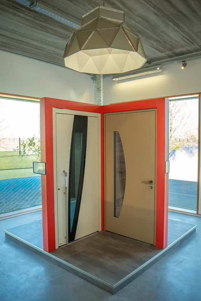 Portes d'entrée exposées en situation dans le showroom Stemper