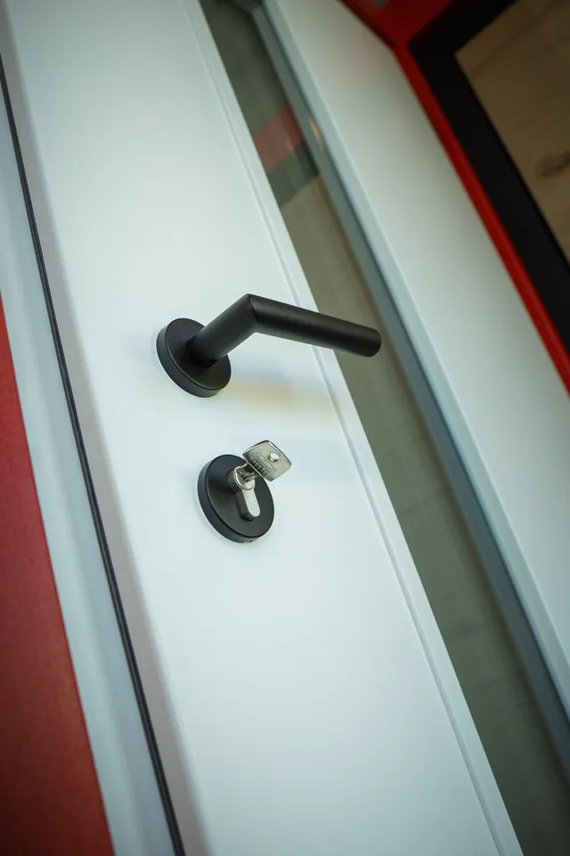 Détail d'une poignée sur porte exposée au showroom Stemper