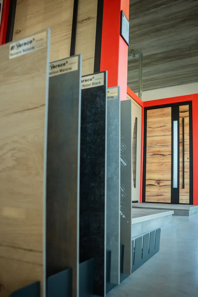 Échantillons de portes d'entrée avec encadrements au showroom