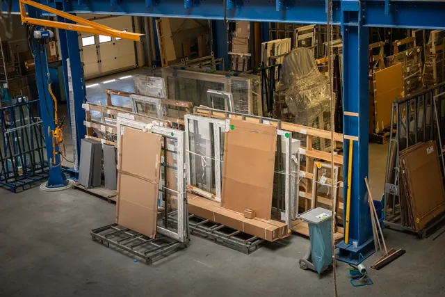 Atelier de production Stemper avec racks de fenêtres