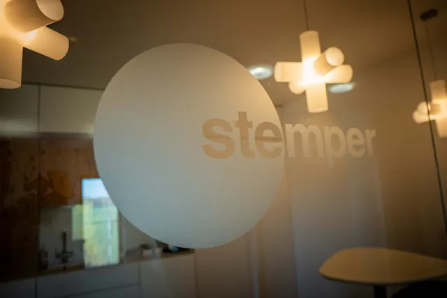 Logo Stemper sur paroi vitrée des bureaux